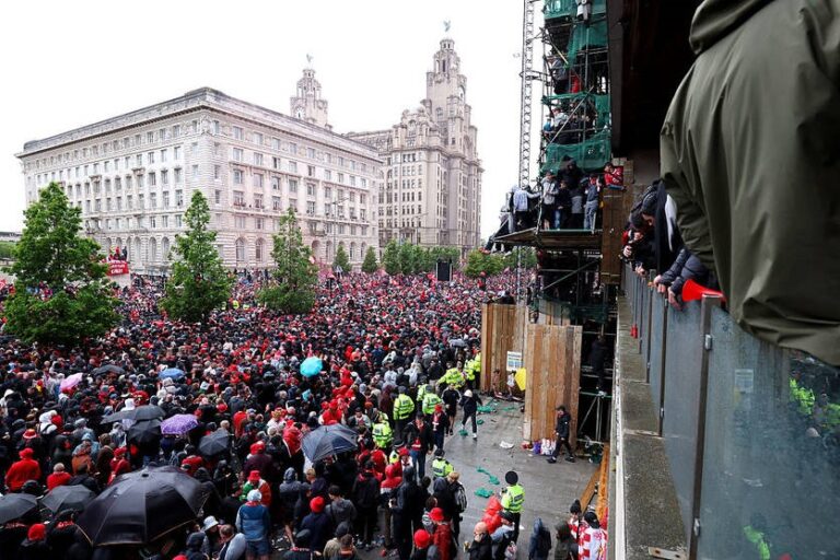 Новини спорту - Авто в’їхало у натовп людей на святкуванні чемпіонства Ліверпуля