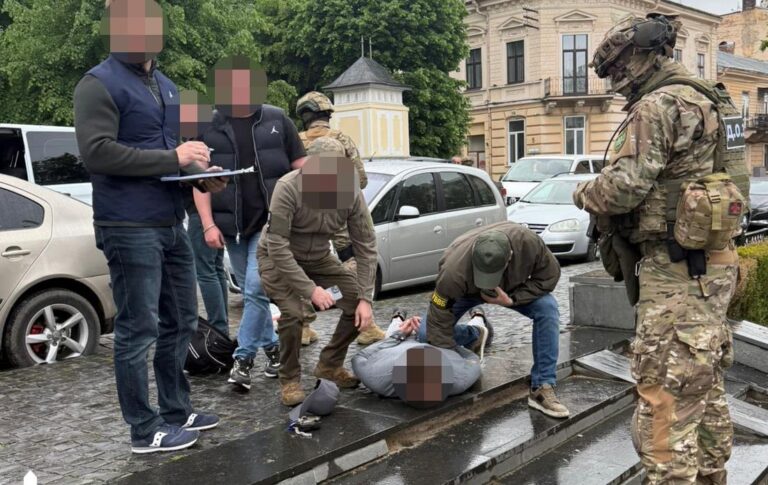 Новини України - На Буковині затримали правоохоронця за організацію схеми для ухилянтів