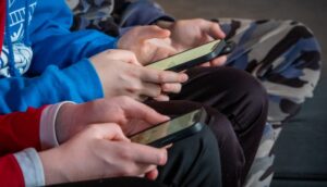 Новини України - На Львівщині школярі змусили підлітка з аутизмом позувати на відео голим