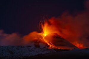 Новини світу - На Сицилії триває активне виверження вулкана Етна