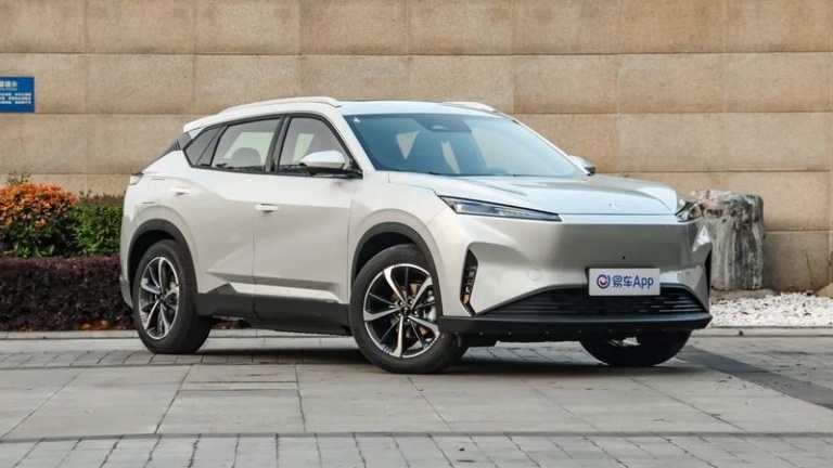 Авто новини - Peugeot-Citroen випустила наддешевий електричний кросовер у Китаї