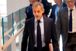 Новини світу - Саркозі достроково звільнили та зняли з нього електронний браслет