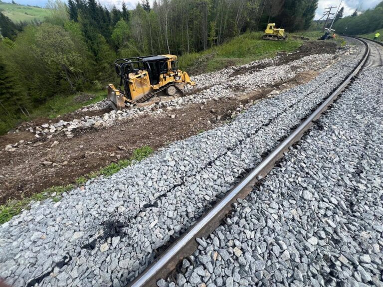 Новини України - УЗ відновлює інфраструктуру у Карпатах, де стався провал грунту