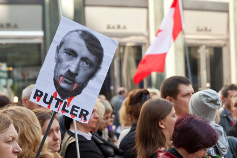 Новини світу - В Росії заборонили меми з Путіним в образі Гітлера