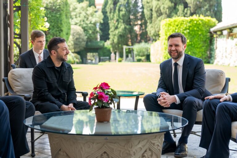 Новини світу - Венс сказав, про що говорив із Зеленським у Римі