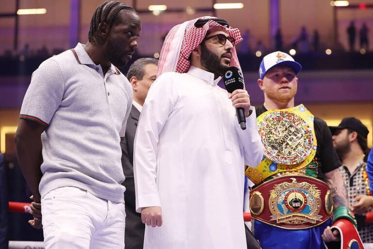 Новини спорту - Бій Альварес - Кроуфорд відбудеться на арені Лас-Вегаса