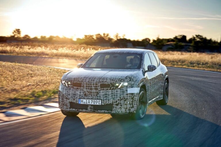 Авто новини - BMW представила прототип електромобілю, який сам вмикає поворотники