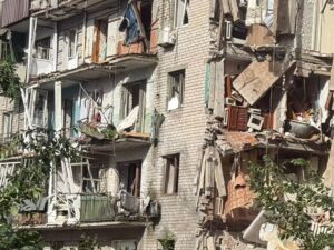 Новини України - Росіяни атакували п'ятиповерхівку у Лимані