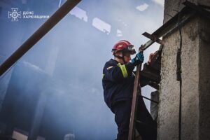 Новини України - У Харкові внаслідок удару РФ горить багатоквартирний дім