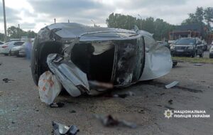 Новини України - У Полтаві Tesla влетіла в парковку, є постраждалі