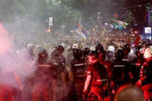 Новини світу - В Сербії спалахнули масові протести, що переросли в сутички