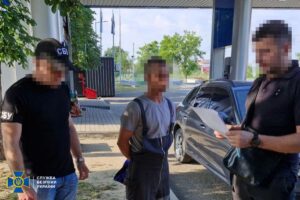 Новини України - Затримано 14 організаторів схем для ухилянтів