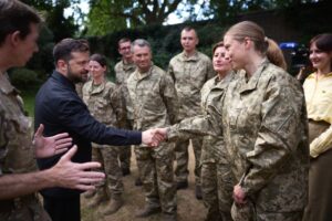 Новини України - Зеленський і Стармер зустрілися з бійцями ЗСУ, що готуються у Британії