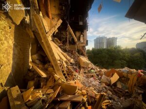 Новини України - Атака на Одесу: зруйновано під'їзд 9-поверхівки