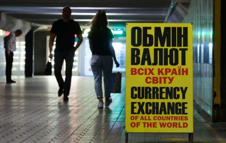 Новини бізнесу - Долар і євро почали дешевшати в обмінних пунктах