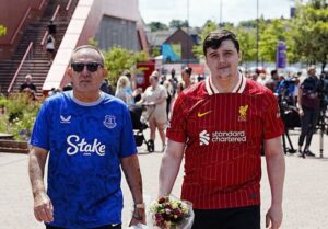 Новини спорту - Фанат Евертона вшанував пам’ять гравця Ліверпуля