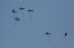 Новини світу - Ізраїль відновив скидання гумдопомоги у Газі