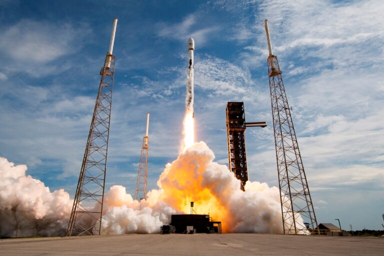 Технології - Компанія SpaceX запустила у космос два супутники зв’язку