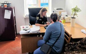 Новини України - На Прикарпатті жінка виманила у військових 450 тисяч гривень