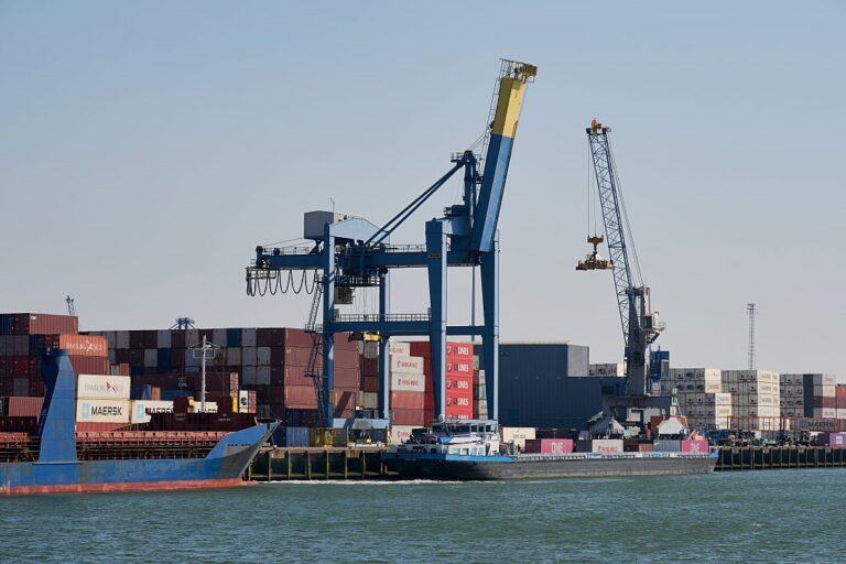 Новини світу - Найбільший порт Європи готують до війни з РФ - ЗМІ