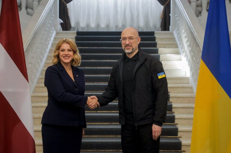 Новини України - Перша партія БТР уже прибула в Україну - прем’єр Латвії