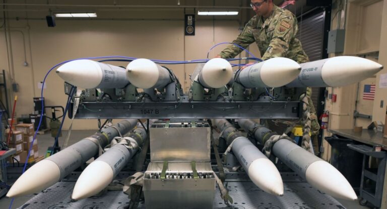 Новини світу - США знову зупинили допомогу Україні: що далі