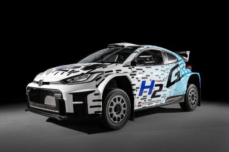 Авто новини - Toyota показала новий ралійний Yaris на водні