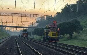 Новини Києва - У Києві через нічну атаку пошкоджено залізницю: потяги затримуються