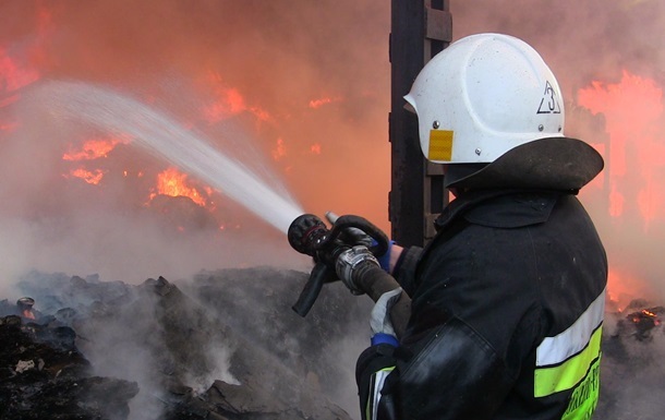 Новини Києва - У Києві після удару БПЛА горить дах будівлі
