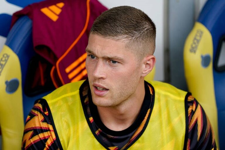 Новини спорту - До форварда Довбика проявляє інтерес Мілан