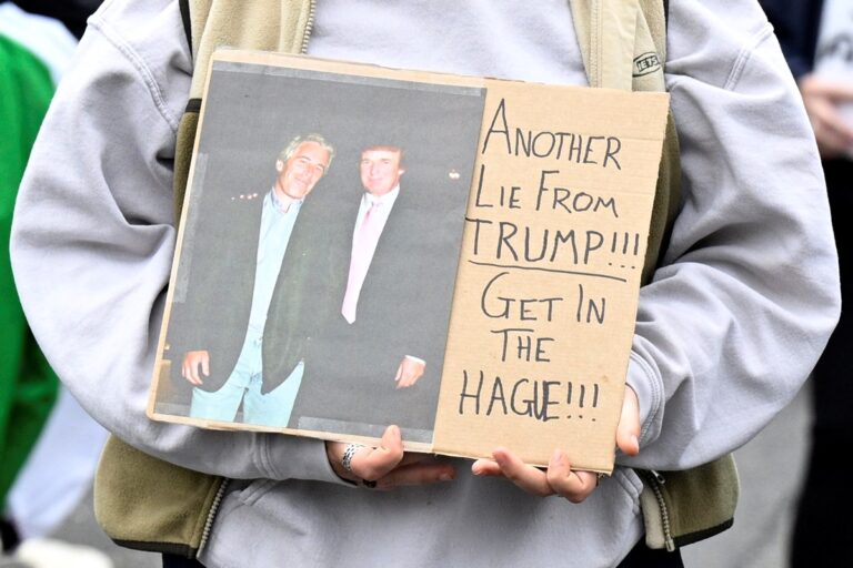 Новини світу - ФБР приховало ім'я Трампа у файлах Епштейна - ЗМІ