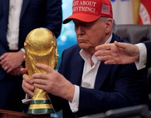 Новини світу - "Можна я залишу його собі?": Трамп не захотів віддавати кубок ЧС з футболу