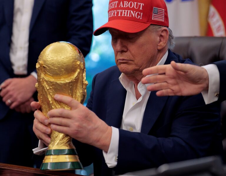 Новини світу - "Можна я залишу його собі?": Трамп не захотів віддавати кубок ЧС з футболу
