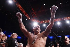 Новини спорту - Расс Анбер вважає вибір Усика продовжувати боксувати вразливим