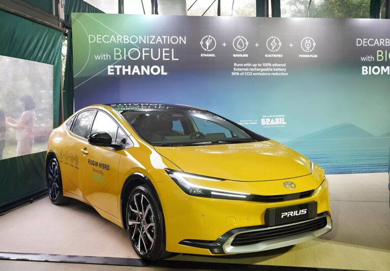 Авто новини - Toyota представила Prius, який працює на етанолі