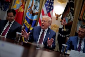 Новини світу - Трамп назвав "нісенітницями" заяви РФ щодо "нелегітимності" Зеленського
