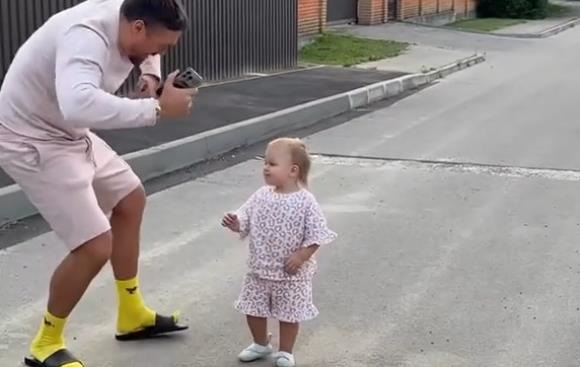Новини спорту - Усик розчулив танцями з однорічною донечкою