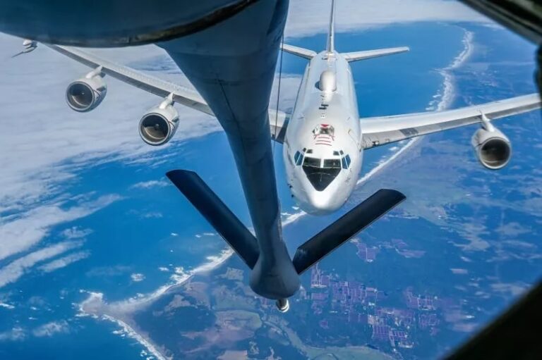 Новини світу - Відповідь РФ: біля Гренландії помітили американський "літак судного дня"