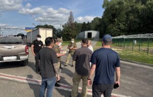 Новини України - З'явились фото видворених зі США українських мігрантів