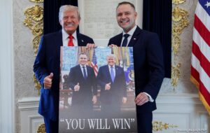 Новини світу - Навроцький показав подарунок, який отримав від Трампа