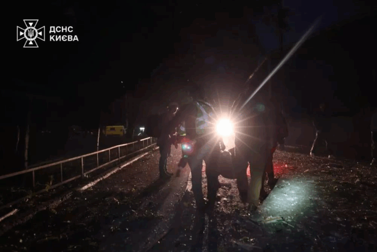 Новини Києва - Обстріл Києва: патрульні показали перші хвилини після удару