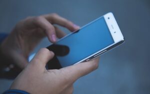 Новини світу - У Данії школярам початкових класів заборонять користуватися смартфонами