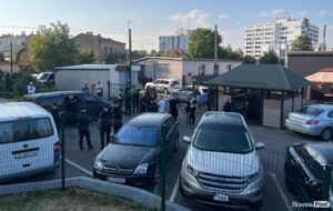 Новини України - У Луцьку натовп пошкодив автомобіль ТЦК