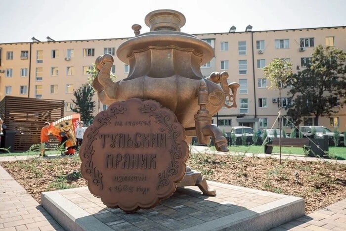 Новини політики - У Маріуполі РФ організувала Тульський проспект із самоваром
