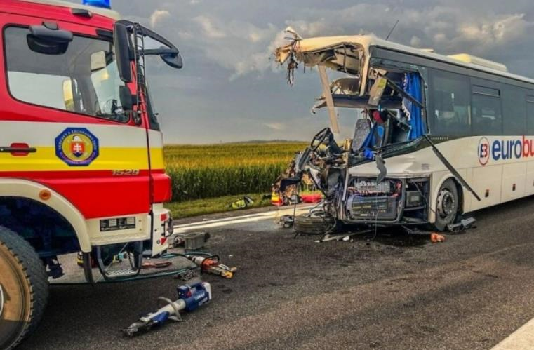 Новини світу - У Словаччині автобус потрапив у ДТП, є загиблий та 28 поранених