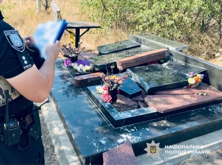 Новини України - В Одесі чоловік пошкодив майже 30 пам’ятників на кладовищі