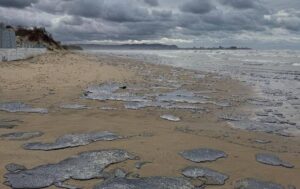 Новини світу - В РФ стався витік нафтопродуктів у Чорне море, пляма суне до Криму - ЗМІ