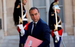 Новини світу - Прем'єр Франції несподівано подав у відставку