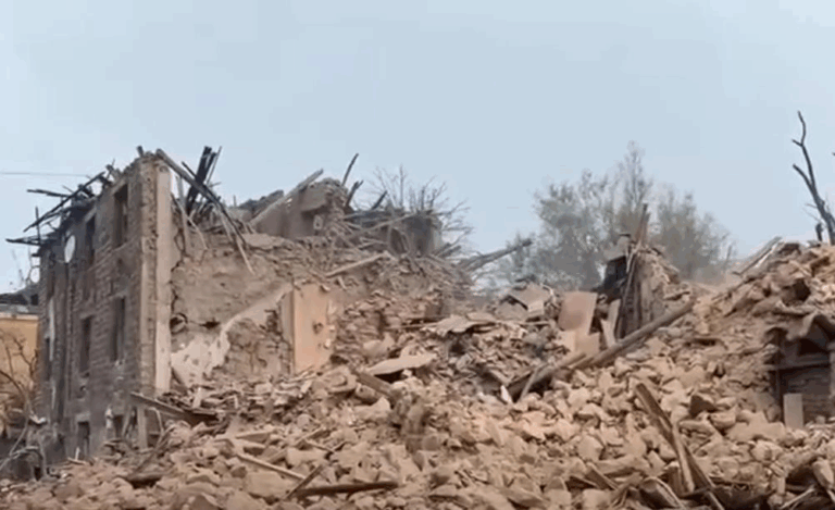 Новини України - Росіяни скинули бомбу на багатоповерхівку у Костянтинівці