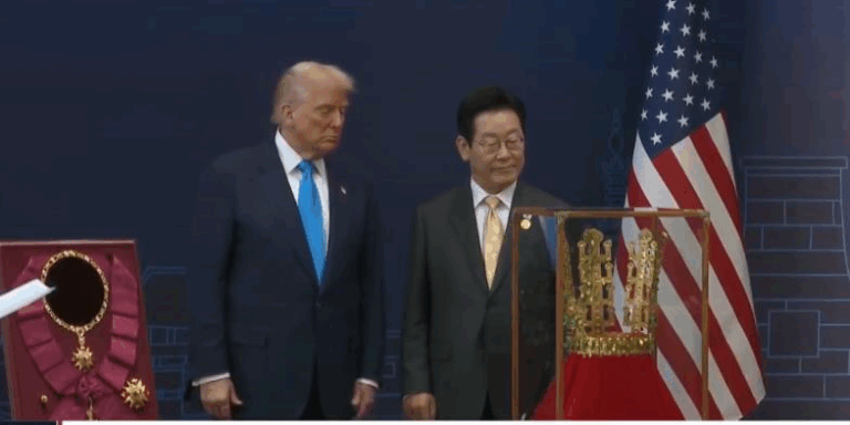 Новини світу - Трамп у Південній Кореї отримав копію золотої корони і найвищу нагороду